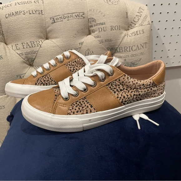 Brand new, never been worn. Very G women’s tennis shoes, size 6 1/2. - Picture 2 of 6